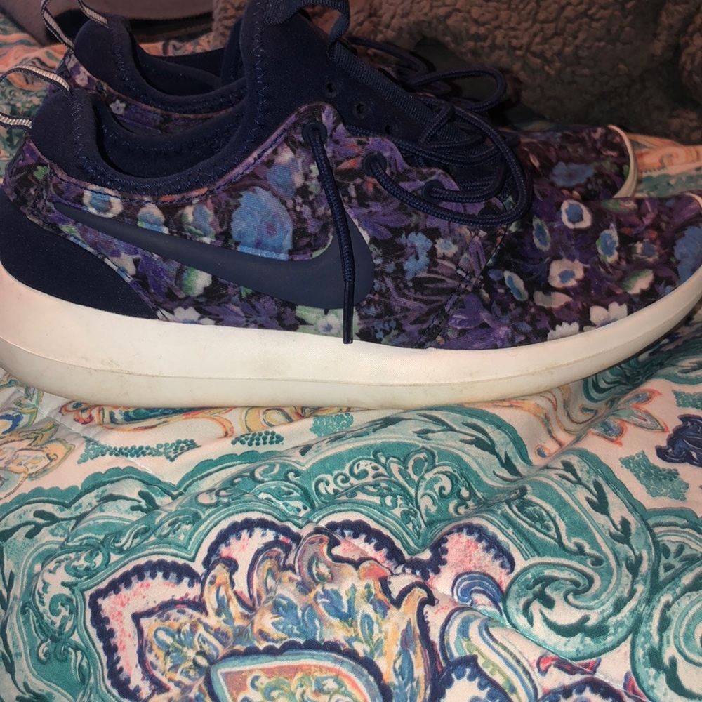 women’s floral Nike roshes